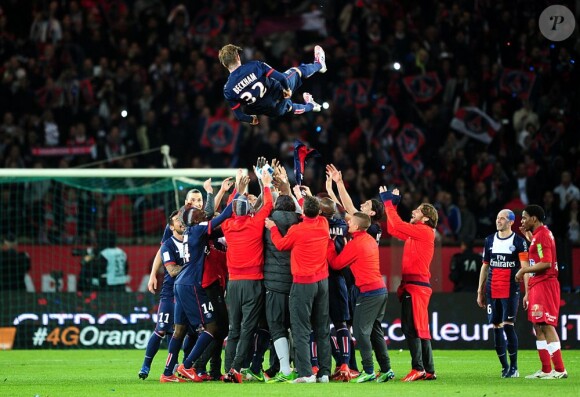 David Beckham a été célébré et porté en triomphe par ses partenaires... David Beckham a été fêté en triomphe samedi 18 mai 2013 au Parc des Princes pour le (probable) dernier match de sa carrière. Remplacé à la 83e minute, le Spice Boy a pleuré à chaudes larmes en quittant le terrain, avant de fêter ses adieux et le titre de champion du PSG avec l'Hexagoal entouré de ses fils, Brooklyn, Romeo et Cruz, en présence aussi de Victoria Beckham et Harper.