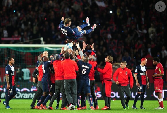 David Beckham a été célébré et porté en triomphe par ses partenaires... David Beckham a été fêté en triomphe samedi 18 mai 2013 au Parc des Princes pour le (probable) dernier match de sa carrière. Remplacé à la 83e minute, le Spice Boy a pleuré à chaudes larmes en quittant le terrain, avant de fêter ses adieux et le titre de champion du PSG avec l'Hexagoal entouré de ses fils, Brooklyn, Romeo et Cruz, en présence aussi de Victoria Beckham et Harper.