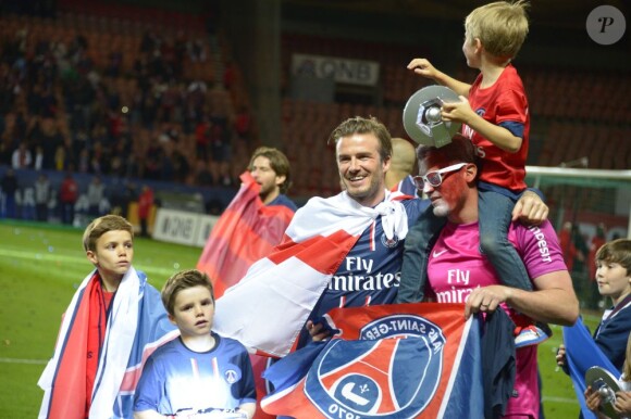 David Beckham a savouré le triomphe de ses adieux avec ses fils Brooklyn, Romeo et Cruz. David Beckham a été fêté en triomphe samedi 18 mai 2013 au Parc des Princes pour le (probable) dernier match de sa carrière. Remplacé à la 83e minute, le Spice Boy a pleuré à chaudes larmes en quittant le terrain, avant de fêter ses adieux et le titre de champion du PSG avec l'Hexagoal entouré de ses fils, Brooklyn, Romeo et Cruz, en présence aussi de Victoria Beckham et Harper.