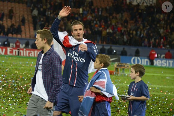 David Beckham a savouré le triomphe de ses adieux avec ses fils Brooklyn, Romeo et Cruz. David Beckham a été fêté en triomphe samedi 18 mai 2013 au Parc des Princes pour le (probable) dernier match de sa carrière. Remplacé à la 83e minute, le Spice Boy a pleuré à chaudes larmes en quittant le terrain, avant de fêter ses adieux et le titre de champion du PSG avec l'Hexagoal entouré de ses fils, Brooklyn, Romeo et Cruz, en présence aussi de Victoria Beckham et Harper.
