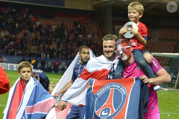David Beckham a savouré le triomphe de ses adieux avec ses fils Brooklyn, Romeo et Cruz. David Beckham a été fêté en triomphe samedi 18 mai 2013 au Parc des Princes pour le (probable) dernier match de sa carrière. Remplacé à la 83e minute, le Spice Boy a pleuré à chaudes larmes en quittant le terrain, avant de fêter ses adieux et le titre de champion du PSG avec l'Hexagoal entouré de ses fils, Brooklyn, Romeo et Cruz, en présence aussi de Victoria Beckham et Harper.