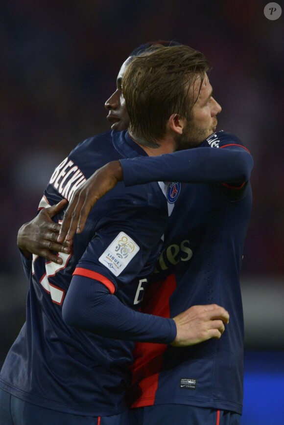 David Beckham a été fêté en triomphe samedi 18 mai 2013 au Parc des Princes pour le (probable) dernier match de sa carrière. Remplacé à la 83e minute, le Spice Boy a pleuré à chaudes larmes en quittant le terrain, avant de fêter ses adieux et le titre de champion du PSG avec l'Hexagoal entouré de ses fils, Brooklyn, Romeo et Cruz, en présence aussi de Victoria Beckham et Harper.