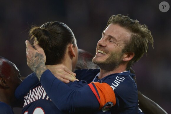 David Beckham a été fêté en triomphe samedi 18 mai 2013 au Parc des Princes pour le (probable) dernier match de sa carrière. Remplacé à la 83e minute, le Spice Boy a pleuré à chaudes larmes en quittant le terrain, avant de fêter ses adieux et le titre de champion du PSG avec l'Hexagoal entouré de ses fils, Brooklyn, Romeo et Cruz, en présence aussi de Victoria Beckham et Harper.