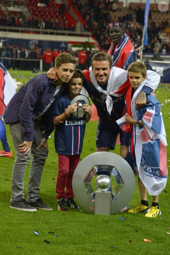 David Beckham a savouré le triomphe de ses adieux avec ses fils Brooklyn, Romeo et Cruz. David Beckham a été fêté en triomphe samedi 18 mai 2013 au Parc des Princes pour le (probable) dernier match de sa carrière. Remplacé à la 83e minute, le Spice Boy a pleuré à chaudes larmes en quittant le terrain, avant de fêter ses adieux et le titre de champion du PSG avec l'Hexagoal entouré de ses fils, Brooklyn, Romeo et Cruz, en présence aussi de Victoria Beckham et Harper.