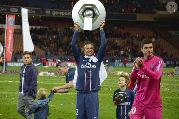 David Beckham a été fêté en triomphe samedi 18 mai 2013 au Parc des Princes pour le (probable) dernier match de sa carrière. Remplacé à la 83e minute, le Spice Boy a pleuré à chaudes larmes en quittant le terrain, avant de fêter ses adieux et le titre de champion du PSG avec l'Hexagoal entouré de ses fils, Brooklyn, Romeo et Cruz, en présence aussi de Victoria Beckham et Harper.