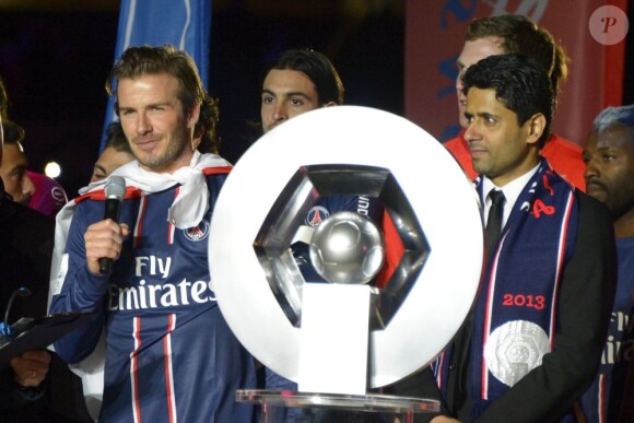 Becks était très ému pour ses adieux lors de la présentation de l'Hexagoal. David Beckham a été fêté en triomphe samedi 18 mai 2013 au Parc des Princes pour le (probable) dernier match de sa carrière. Remplacé à la 83e minute, le Spice Boy a pleuré à chaudes larmes en quittant le terrain, avant de fêter ses adieux et le titre de champion du PSG avec l'Hexagoal entouré de ses fils, Brooklyn, Romeo et Cruz, en présence aussi de Victoria Beckham et Harper.