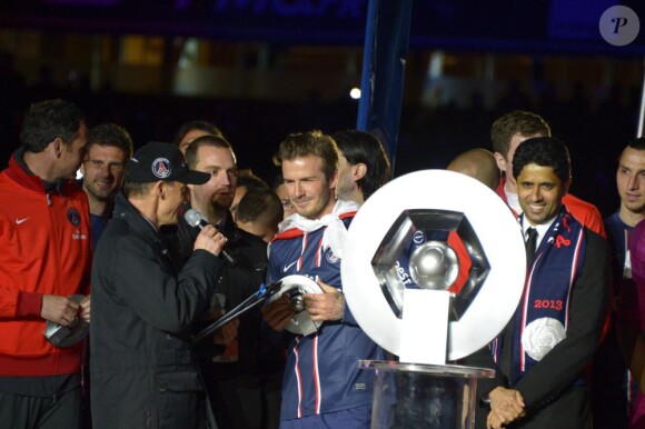 Becks était très ému pour ses adieux lors de la présentation de l'Hexagoal. David Beckham a été fêté en triomphe samedi 18 mai 2013 au Parc des Princes pour le (probable) dernier match de sa carrière. Remplacé à la 83e minute, le Spice Boy a pleuré à chaudes larmes en quittant le terrain, avant de fêter ses adieux et le titre de champion du PSG avec l'Hexagoal entouré de ses fils, Brooklyn, Romeo et Cruz, en présence aussi de Victoria Beckham et Harper.