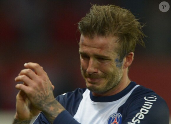 Les larmes poignantes de David Beckham, incapable de contrôler son émotion... David Beckham a été fêté en triomphe samedi 18 mai 2013 au Parc des Princes pour le (probable) dernier match de sa carrière. Remplacé à la 83e minute, le Spice Boy a pleuré à chaudes larmes en quittant le terrain, avant de fêter ses adieux et le titre de champion du PSG avec l'Hexagoal entouré de ses fils, Brooklyn, Romeo et Cruz, en présence aussi de Victoria Beckham et Harper.