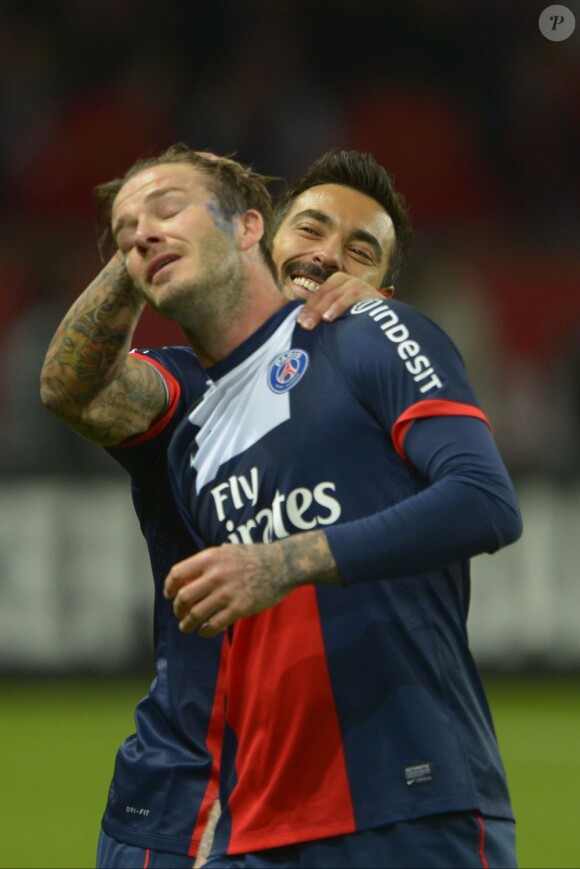 Les larmes poignantes de David Beckham, incapable de contrôler son émotion... David Beckham a été fêté en triomphe samedi 18 mai 2013 au Parc des Princes pour le (probable) dernier match de sa carrière. Remplacé à la 83e minute, le Spice Boy a pleuré à chaudes larmes en quittant le terrain, avant de fêter ses adieux et le titre de champion du PSG avec l'Hexagoal entouré de ses fils, Brooklyn, Romeo et Cruz, en présence aussi de Victoria Beckham et Harper.