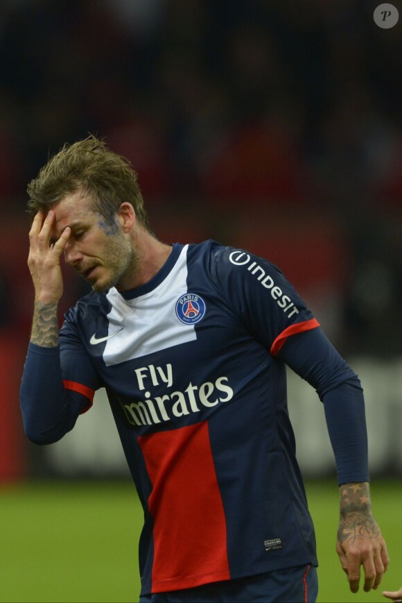 Les larmes poignantes de David Beckham, incapable de contrôler son émotion... David Beckham a été fêté en triomphe samedi 18 mai 2013 au Parc des Princes pour le (probable) dernier match de sa carrière. Remplacé à la 83e minute, le Spice Boy a pleuré à chaudes larmes en quittant le terrain, avant de fêter ses adieux et le titre de champion du PSG avec l'Hexagoal entouré de ses fils, Brooklyn, Romeo et Cruz, en présence aussi de Victoria Beckham et Harper.
