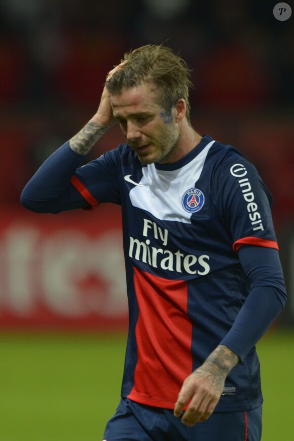 Les larmes poignantes de David Beckham, incapable de contrôler son émotion... David Beckham a été fêté en triomphe samedi 18 mai 2013 au Parc des Princes pour le (probable) dernier match de sa carrière. Remplacé à la 83e minute, le Spice Boy a pleuré à chaudes larmes en quittant le terrain, avant de fêter ses adieux et le titre de champion du PSG avec l'Hexagoal entouré de ses fils, Brooklyn, Romeo et Cruz, en présence aussi de Victoria Beckham et Harper.