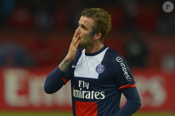 Les larmes poignantes de David Beckham, incapable de contrôler son émotion... David Beckham a été fêté en triomphe samedi 18 mai 2013 au Parc des Princes pour le (probable) dernier match de sa carrière. Remplacé à la 83e minute, le Spice Boy a pleuré à chaudes larmes en quittant le terrain, avant de fêter ses adieux et le titre de champion du PSG avec l'Hexagoal entouré de ses fils, Brooklyn, Romeo et Cruz, en présence aussi de Victoria Beckham et Harper.