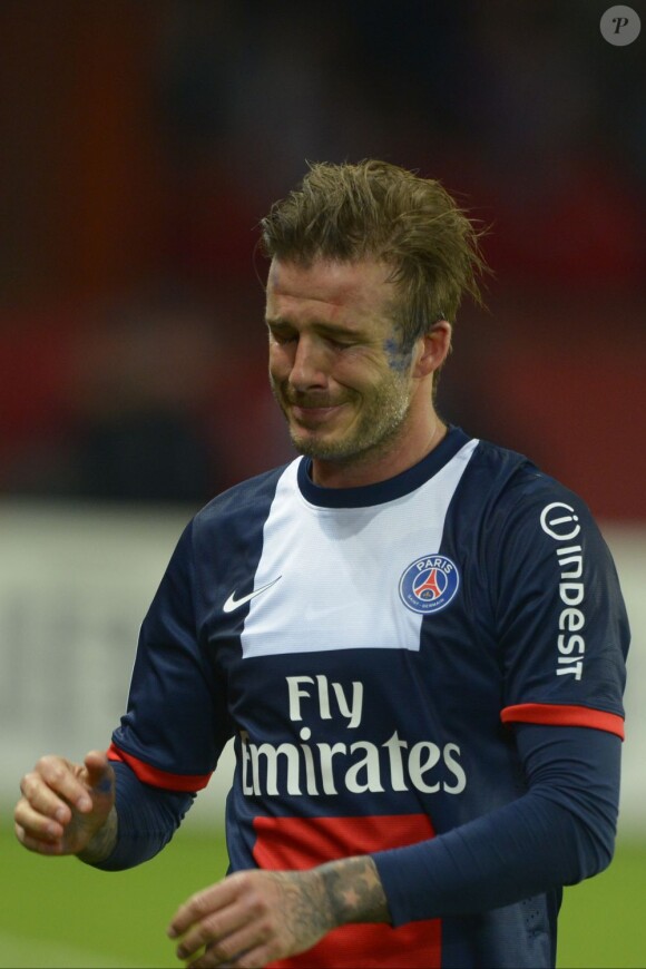 Les larmes poignantes de David Beckham, incapable de contrôler son émotion... David Beckham a été fêté en triomphe samedi 18 mai 2013 au Parc des Princes pour le (probable) dernier match de sa carrière. Remplacé à la 83e minute, le Spice Boy a pleuré à chaudes larmes en quittant le terrain, avant de fêter ses adieux et le titre de champion du PSG avec l'Hexagoal entouré de ses fils, Brooklyn, Romeo et Cruz, en présence aussi de Victoria Beckham et Harper.