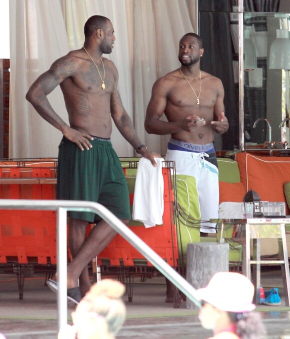 LeBron James et Dwyane Wade complices et entourés de leurs familles et amis entre piscine et mer sous le soleil de Miami, le 18 mai 2013