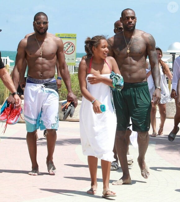 LeBron James et Dwyane Wade entourés de leurs familles et amis entre piscine et mer sous le soleil de Miami, le 18 mai 2013