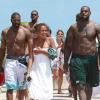 LeBron James et Dwyane Wade entourés de leurs familles et amis entre piscine et mer sous le soleil de Miami, le 18 mai 2013