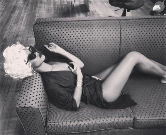 Rihanna joue la Marilyn Monroe sur cette photo postée sur Instagram, le 18 mai 2013.