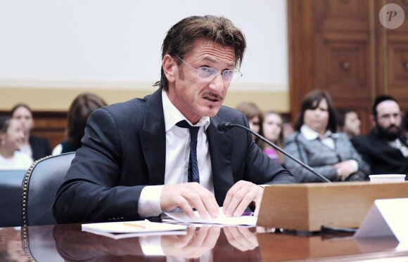 Sean Penn est intervenu devant un comité sur les droits de l'homme au Congrès américain pour défendre la cause de Jacob Ostreicher, à Washington le 20 mai 2013. Cet Américain de 54 ans a été arrêté en 2011 en Bolivie. Il est accusé de blanchiment d'argent mais n’a jamais été inculpé.