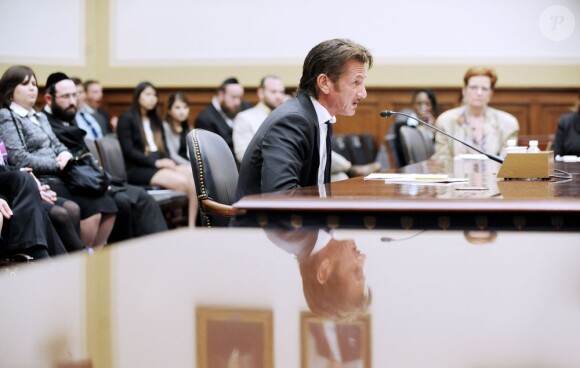 Sean Penn est intervenu devant un comité sur les droits de l'homme au Congrès américain pour la cause de Jacob Ostreicher, à Washington le 20 mai 2013.