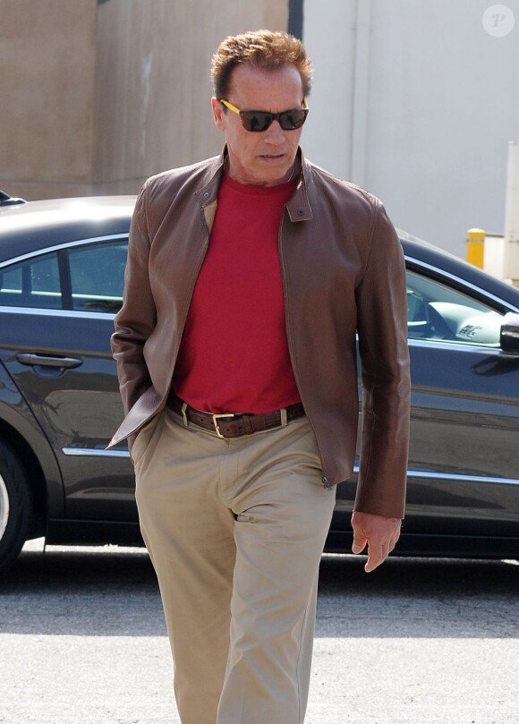 Arnold Schwarzenegger va dîner au "Café Roma" avec des amis à Beverly Hills, le 26 mars 2013.