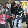 Laeticia Hallyday et sa fille, à la descente de leur avion, à Paris, le 21 mai 2013.