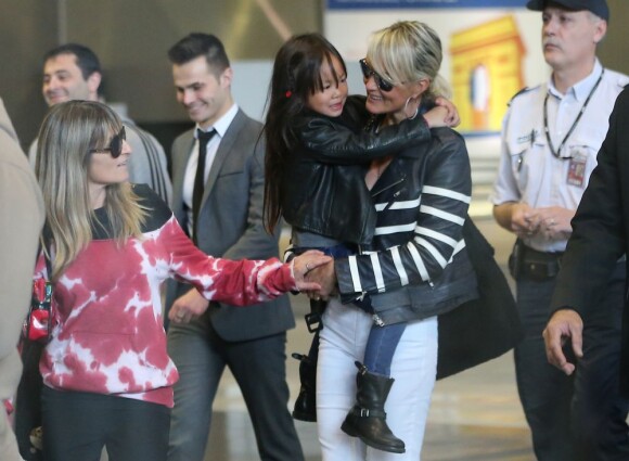 Laeticia Hallyday et sa fille, à la descente de leur avion, à Paris, le 21 mai 2013.
