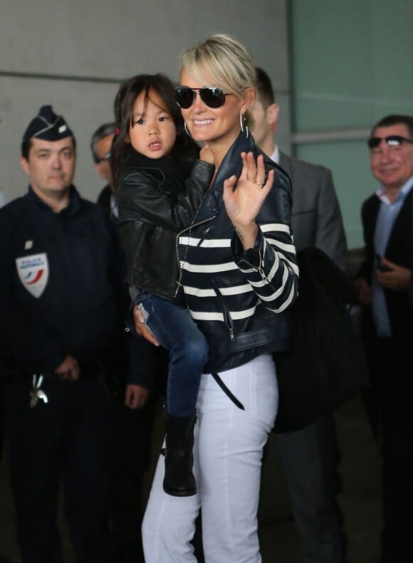 Laeticia Hallyday et sa fille Joy à l'aéroport de Paris, le 21 mai 2013.