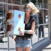 Exclusif - Laeticia Hallyday fait du shopping dans son quartier de Pacific Palisades à Los Angeles, le 19 mai 2013.