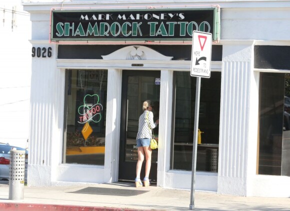 Exclusif - Laeticia Hallyday se rend dans un salon de tatouage à Los Angeles, le 14 mai 2013.