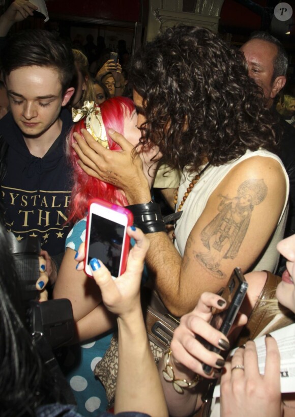 Russell Brand embrasse une fan à la sortie de son one-man show au Lyric Theatre à Londres, le 20 mai 2013.