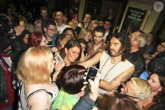 Russell Brand accueilli par une foule de fans à la sortie de son one-man show au Lyric Theatre à Londres, le 20 mai 2013.