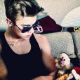 Justin Bieber pose avec son petit capucin, Mally, reçu en cadeau pour ses 19 ans en mars 2013.