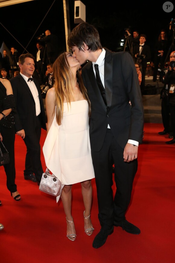Alain-Fabien Delon et sa compagne Léa, lors de la montée des marches pour le film La Grande Bellezza au Festival de Cannes le 21 mai 2013
