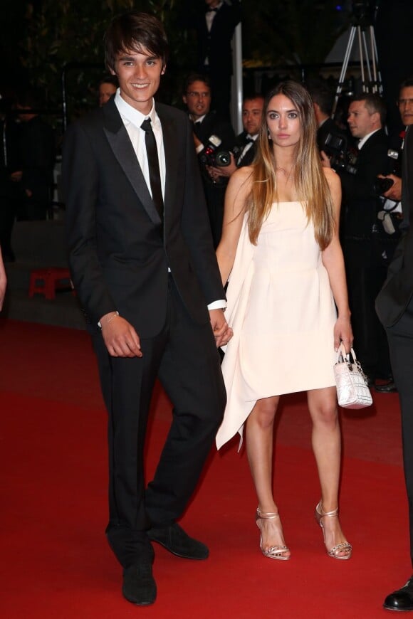 Alain-Fabien Delon, fils d'Alain, et sa compagne Léa, lors de la montée des marches pour le film La Grande Bellezza au Festival de Cannes le 21 mai 2013