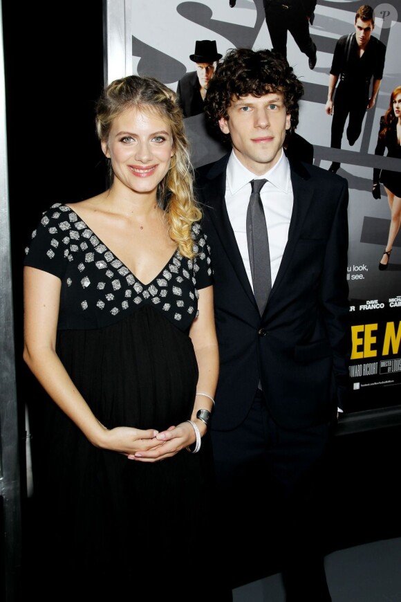 Mélanie Laurent affiche son ventre de future maman lors de la projection du film Insaisissables (Now You See Me) à New York le 21 mai 2013. Elle pose avec son partenaire dans le long métrage, Jesse Eisenberg