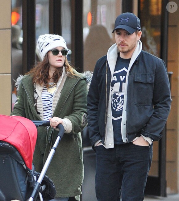 Drew Barrymore et son mari Will Kopelman se promènent avec leur fille Olive dans les rues de New York, le 20 Janvier 2013.
