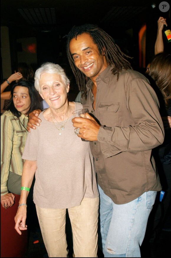 Marie-Claire Noah et son fils Yannick lors d'une soirée Les Enfants de la Terre à l'Etoile à Paris le 4 mai 2003