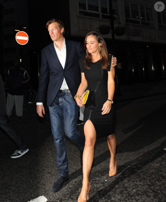 Pippa Middleton et son boyfriend Nico Jackson de sortie pour inaugurer le bar Mr Fogg's à Londres le 21 mai 2013