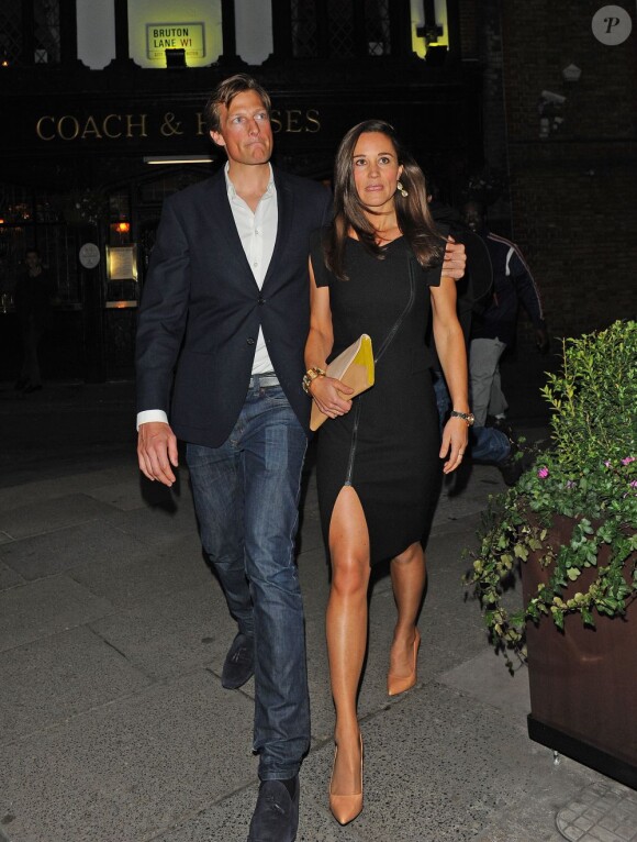 Pippa Middleton et son boyfriend Nico Jackson de sortie pour inaugurer le bar Mr Fogg's à Londres le 21 mai 2013