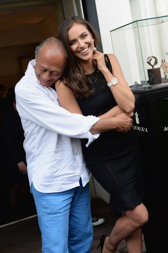 Fawaz Gruosi et le top model Irina Shayk, complices dans la suite de la marque de Grisogono à l'hôtel Martinez à Cannes. Le 22 mai 2013.