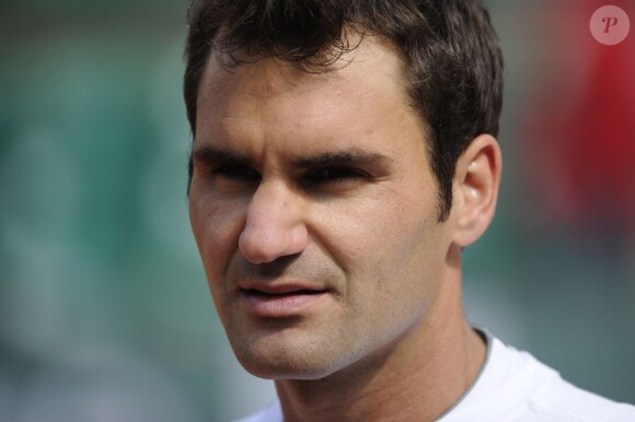 Roger Federer penseif à la porte d'Auteuil sur les courts de Roland Garros à Paris le 22 mai 2013