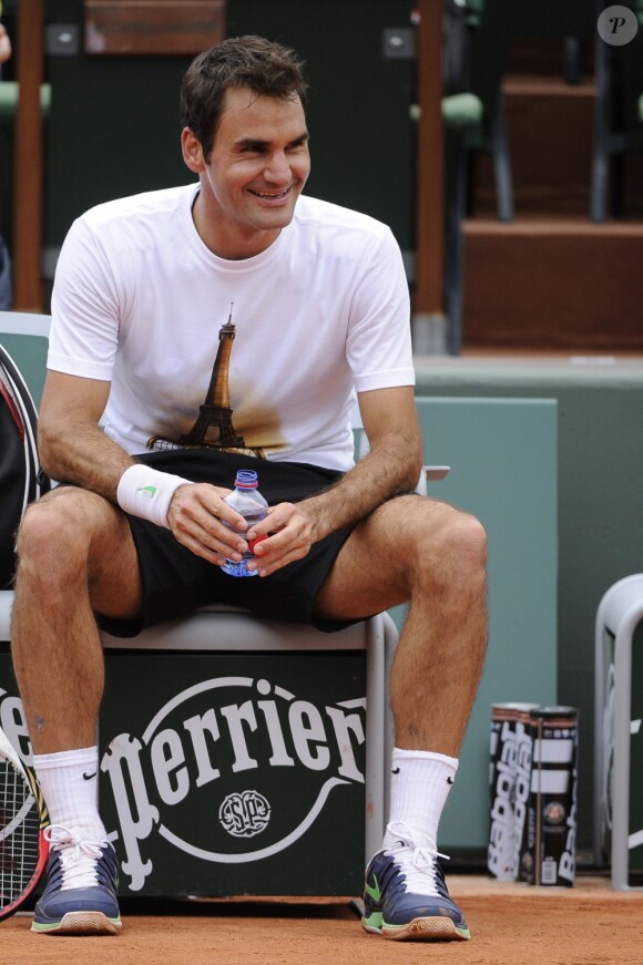 Roger Federer souriant lors d'un entraînement à Roland Garros à Paris le 22 mai 2013