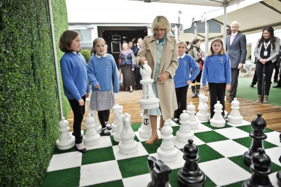 Le prince Charles et Camilla, la duchesse de Cornouailles visitent Hay-On-Wye (au Pays de Galles) et ont déclaré officiellement ouvert le Festival de littérature, le 23 mai 2013.