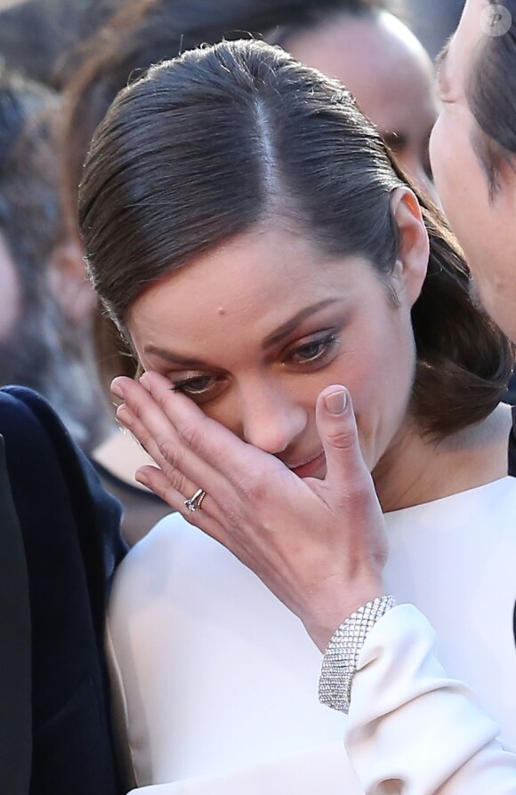 Marion Cotillard émue lors de la montée des marches du film "The Immigrant" lors du 66e festival du film de Cannes, le 24 mai 2013