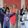 Sebastian Vettel, 2e, applaudi par le vainqueur Nico Rosberg et la famille princière lors de la cérémonie de remise des trophées du Grand Prix de Monaco, le 26 mai 2013.