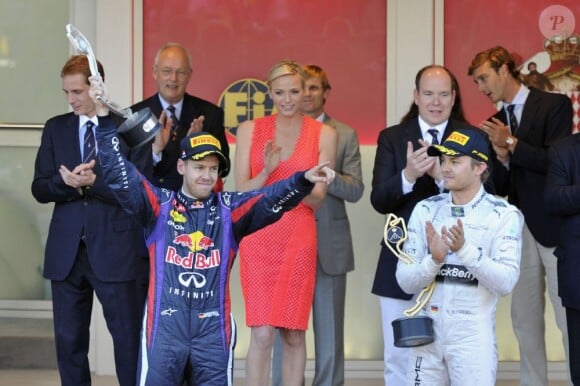 Sebastian Vettel, 2e, applaudi par le vainqueur Nico Rosberg et la famille princière lors de la cérémonie de remise des trophées du Grand Prix de Monaco, le 26 mai 2013.