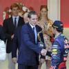 Andrea Casiraghi remet à Mark Webber le trophée de la 3e place au Grand Prix de Monaco, le 26 mai 2013, sous le regard de son oncle le prince Albert et de son frère Pierre Casiraghi et sa compagne Beatrice Borromeo.