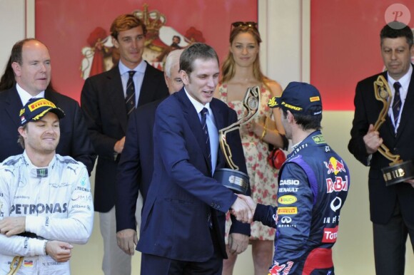 Andrea Casiraghi remet à Mark Webber le trophée de la 3e place au Grand Prix de Monaco, le 26 mai 2013, sous le regard de son oncle le prince Albert et de son frère Pierre Casiraghi et sa compagne Beatrice Borromeo.