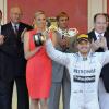 Nico Rosberg heureux et célébré par le prince Albert de Monaco, la princesse Charlene, Andrea Casiraghi et Tatiana Santo Domingo, et Pierre Casiraghi et Beatrice Borromeo, lors de la cérémonie de remise des trophées du Grand Prix de Monaco, le 26 mai 2013, remporté devant Sebastian Vettel et Mark Webber.
