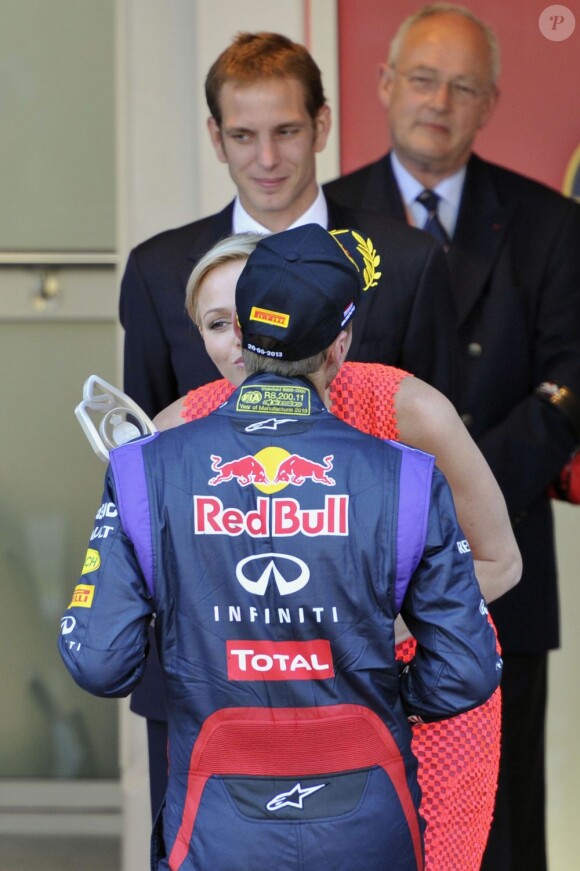 La princesse Charlene embrasse Sebastian Vettel, 2e de la course, lors de la cérémonie de remise des trophées du Grand Prix de Monaco, le 26 mai 2013, remporté par Nico Rosberg